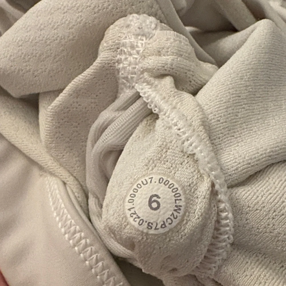 Lululemon High Neck Train Bra ~ White ~ Size 6